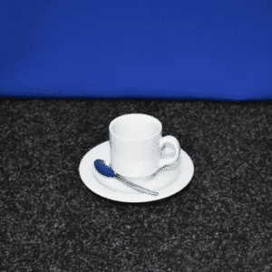 Kop en schotel met lepeltje